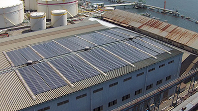 工場屋根の太陽光パネル